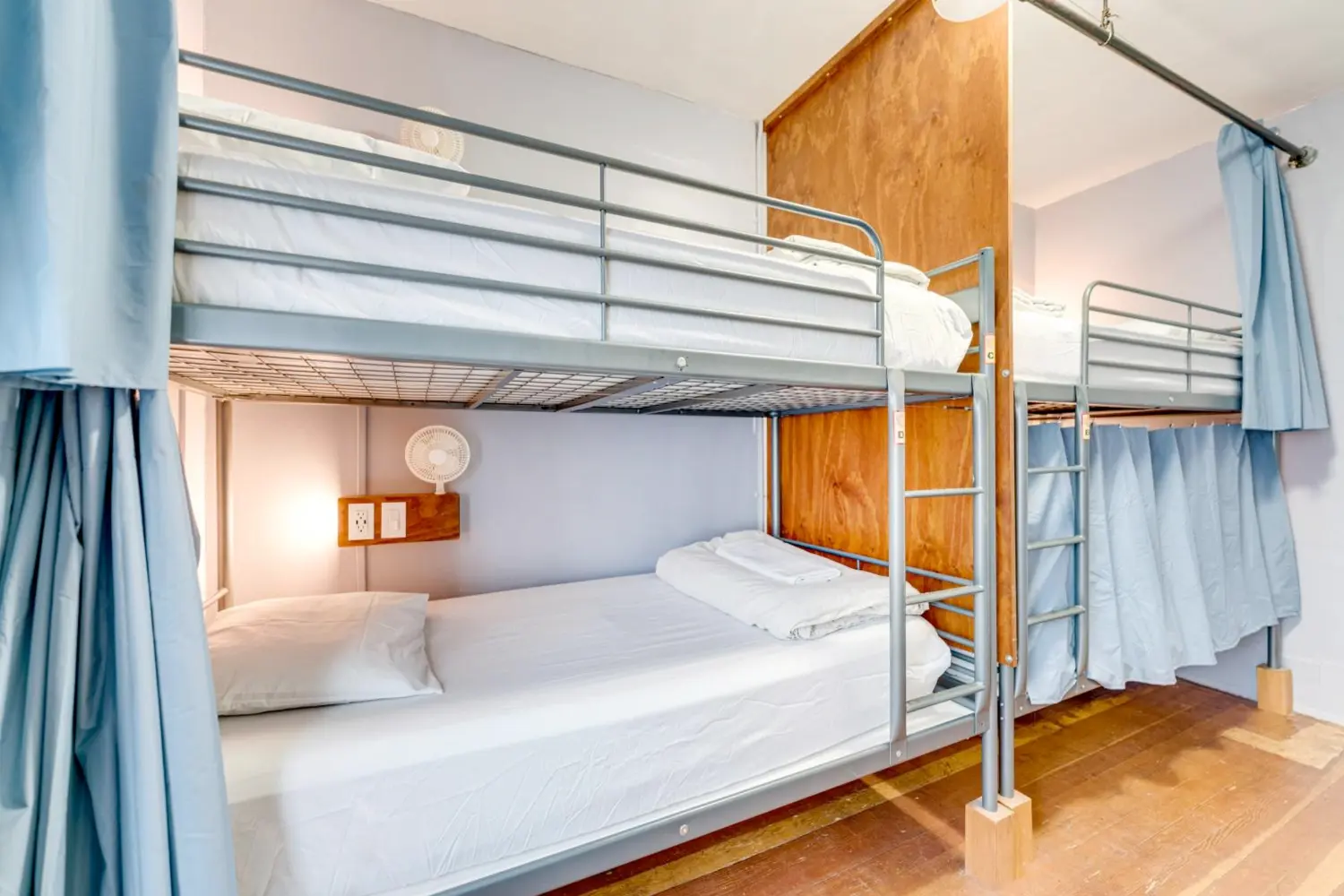 8 BEST Hostels in Vancouver (Updated 2024)