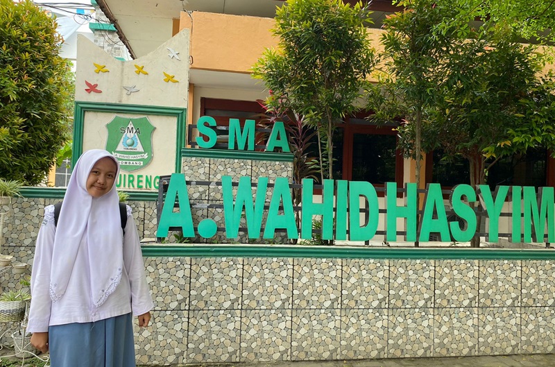 Hobi Public Speaking, Siswi SMA A WH Raih Juara 3 Baca Puisi