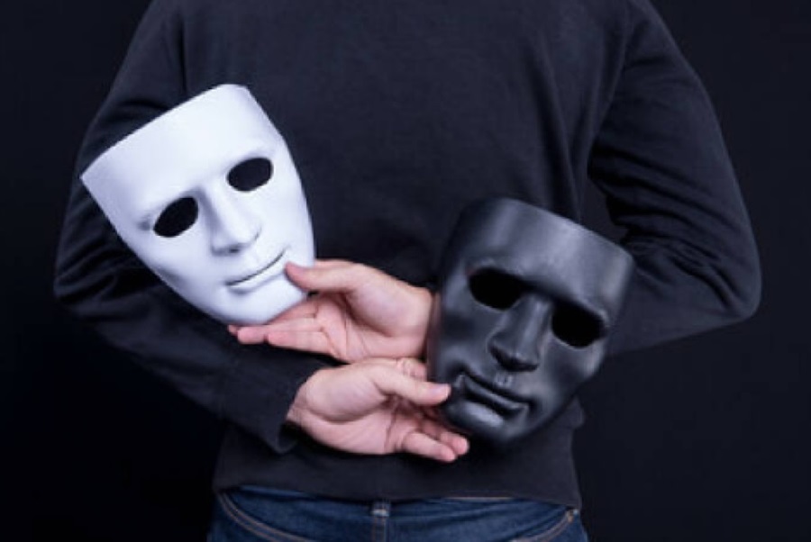 Manis di Depan, Nista di Belakang