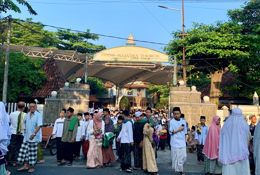 Tebuireng Dipadati Ribuan Jamaah, Gus Kikin Ungkap Keteguhan Iman Nabi Ibrahim