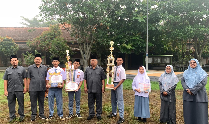 Momentum Hari Lahir Pancasila, SMA A. Wahid Hasyim Beri Penghargaan Siswa Berprestasi