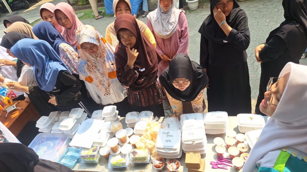 Sanhus Pondok Putri Gelar Bazar Makanan Sehat