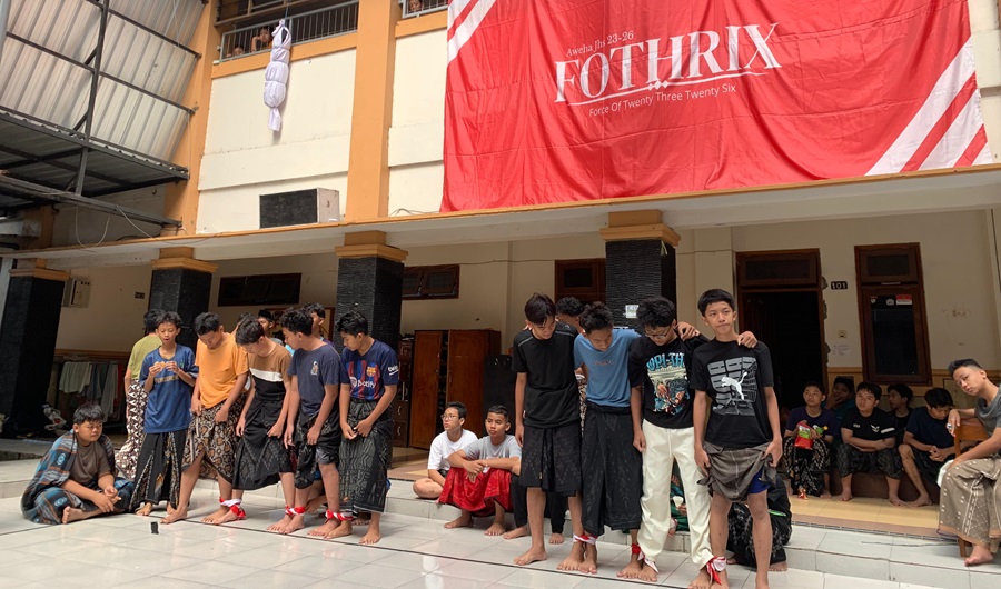 Semangat Kemerdekaan, Santri Putra Tebuireng Adu Kreativitas di Lomba 17 Agustusan