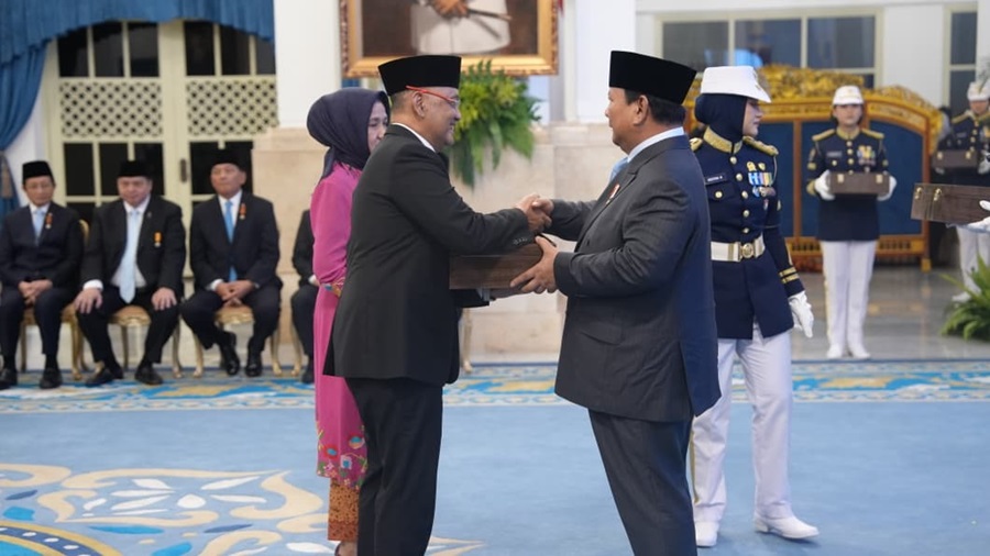 Dari Pesantren ke Istana: Sepak Terjang Kiai Yusuf Hasyim Raih Bintang Mahaputra