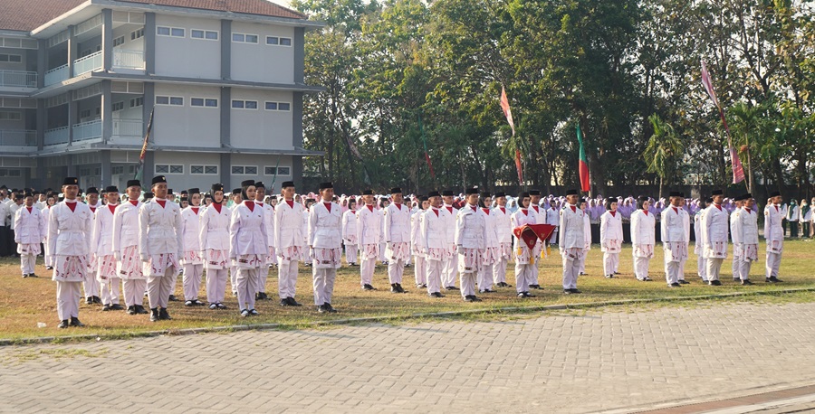 Ribuan Santri Tebuireng Ikuti Upacara Peringatan HUT ke-80 Kemerdekaan RI