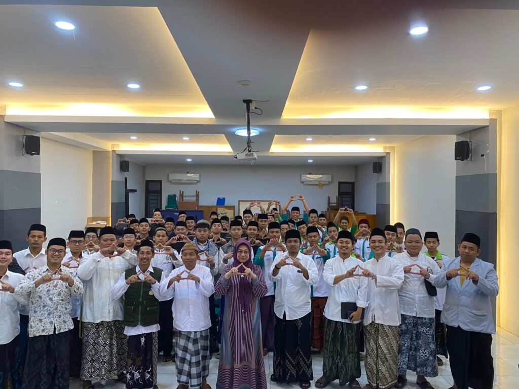 Menumbuhkan Peduli Lingkungan Melalui Pendidikan Karakter Santri