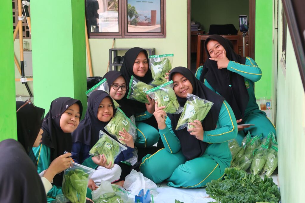 SMP Persada Insan Nusantara Tebuireng 17 Sokaraja Sukses Panen Sayur Organik Ketiga
