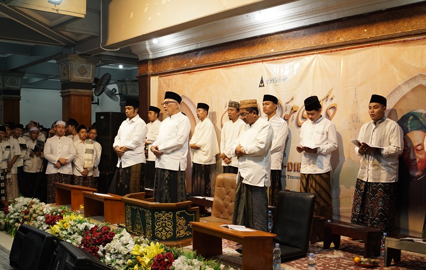 Ribuan Santri Peringati Maulid Nabi di Masjid Pesantren Tebuireng