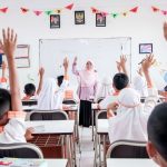 Bagaimana Hukum Guru Agama Menerima Gaji Mengajar?