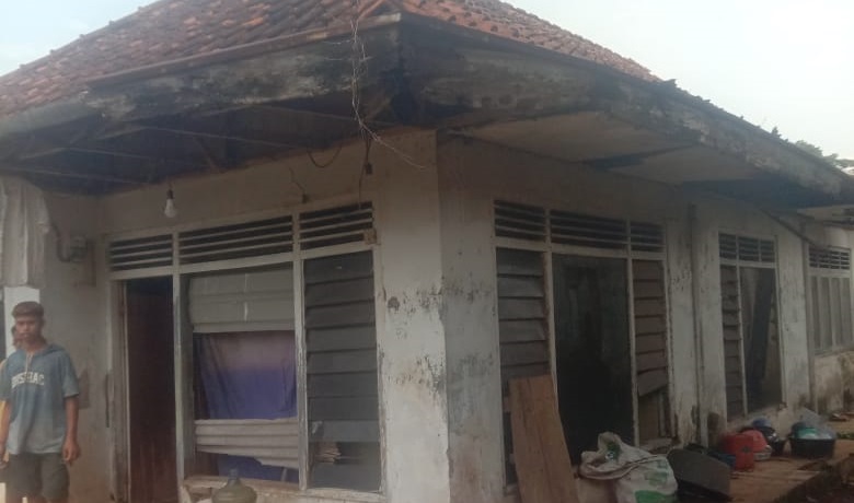 “NGERIIIIII…!” Warga Miskin Ekstrem di Kuningan Hidup Hanya Mengandalkan Bantuan Tetangga