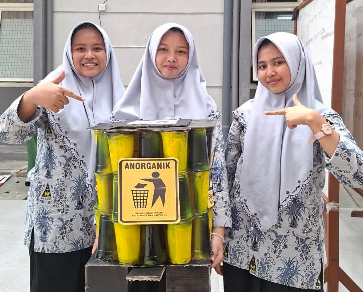 Kreatif! Tong Sampah Pop Up dari Gelas Bekas Sabet Juara 1