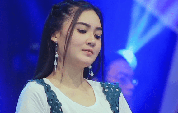 Download Lagu Mencari Alasan Nella Kharisma – Koplo.Music.Blog