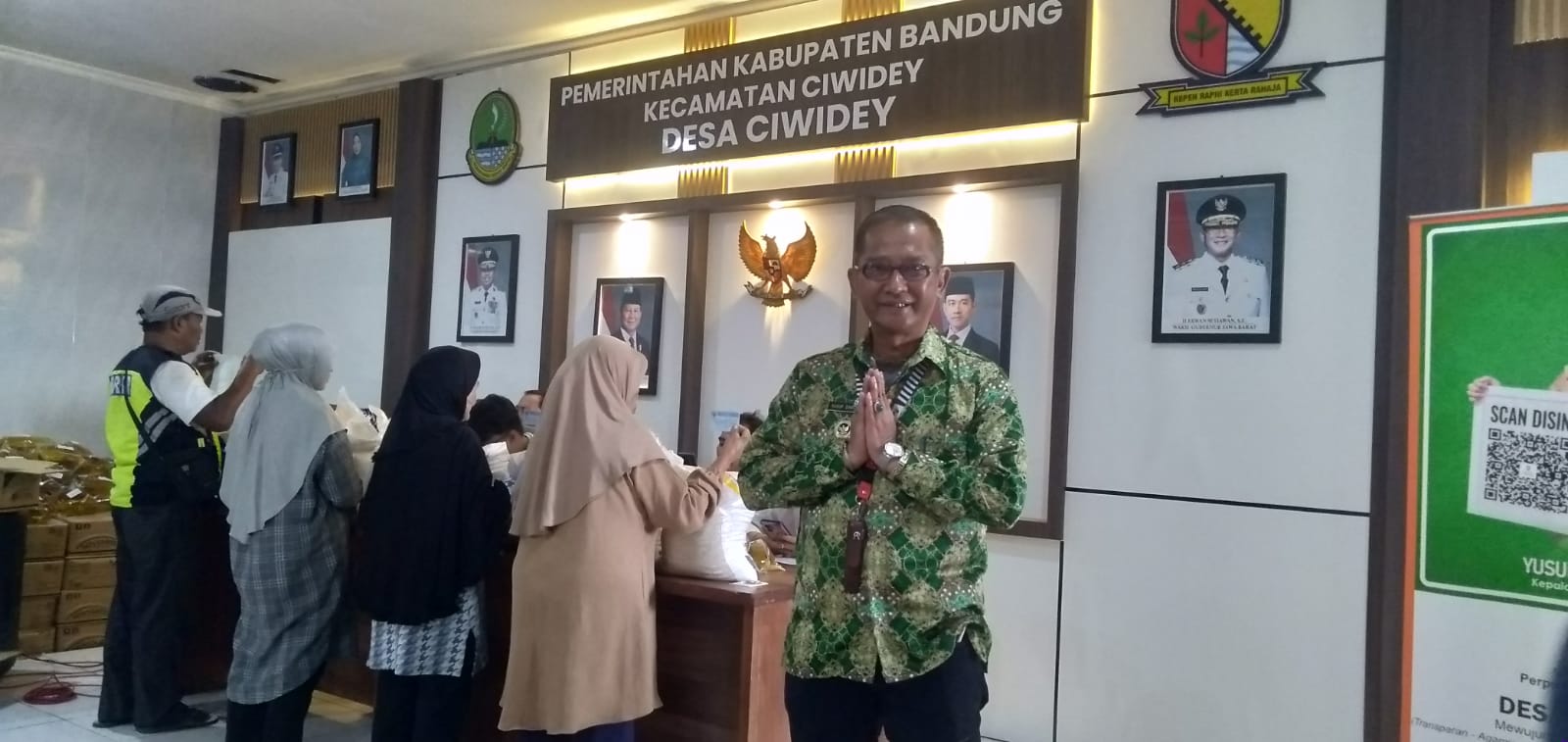 Desa Ciwidey Salurkan Bantuan Pangan kepada 695 Penerima Manfaat