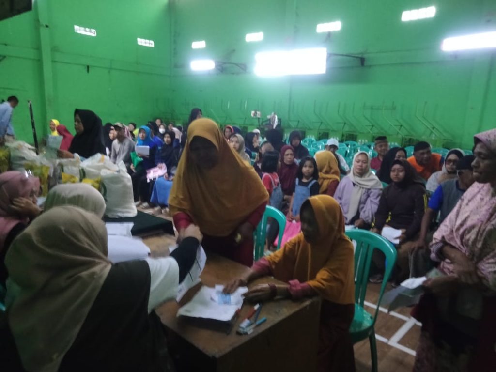 Bantuan Pangan Tahap Dua Bergulir, 474 Warga Desa Malakasari Terima Beras dan Minyak Goreng