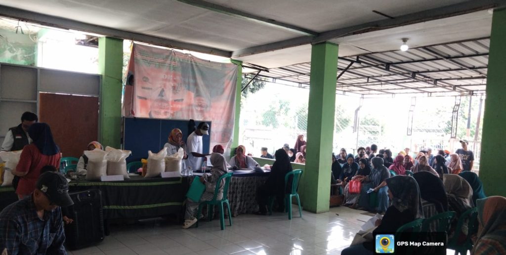 Warga Desa Bojong Malaka Terima Beras dan Minyak Goreng