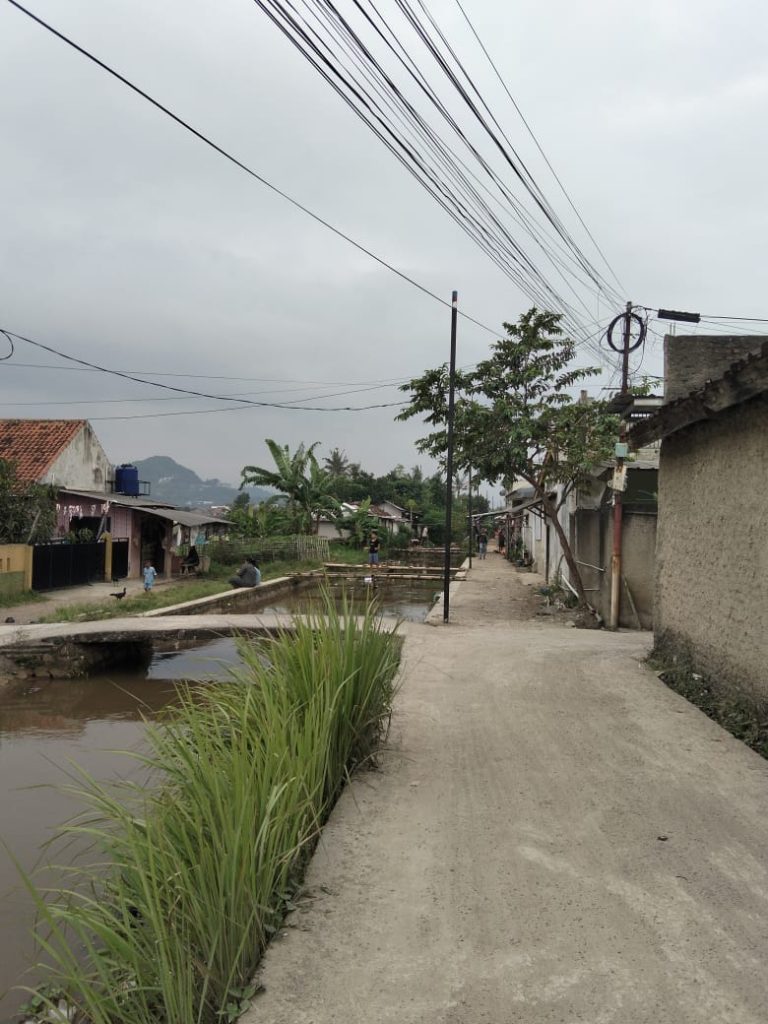 Polemik Pemasangan Tiang dan Kabel Fiber Optik di Desa Bojongmalaka Diduga Tanpa Izin